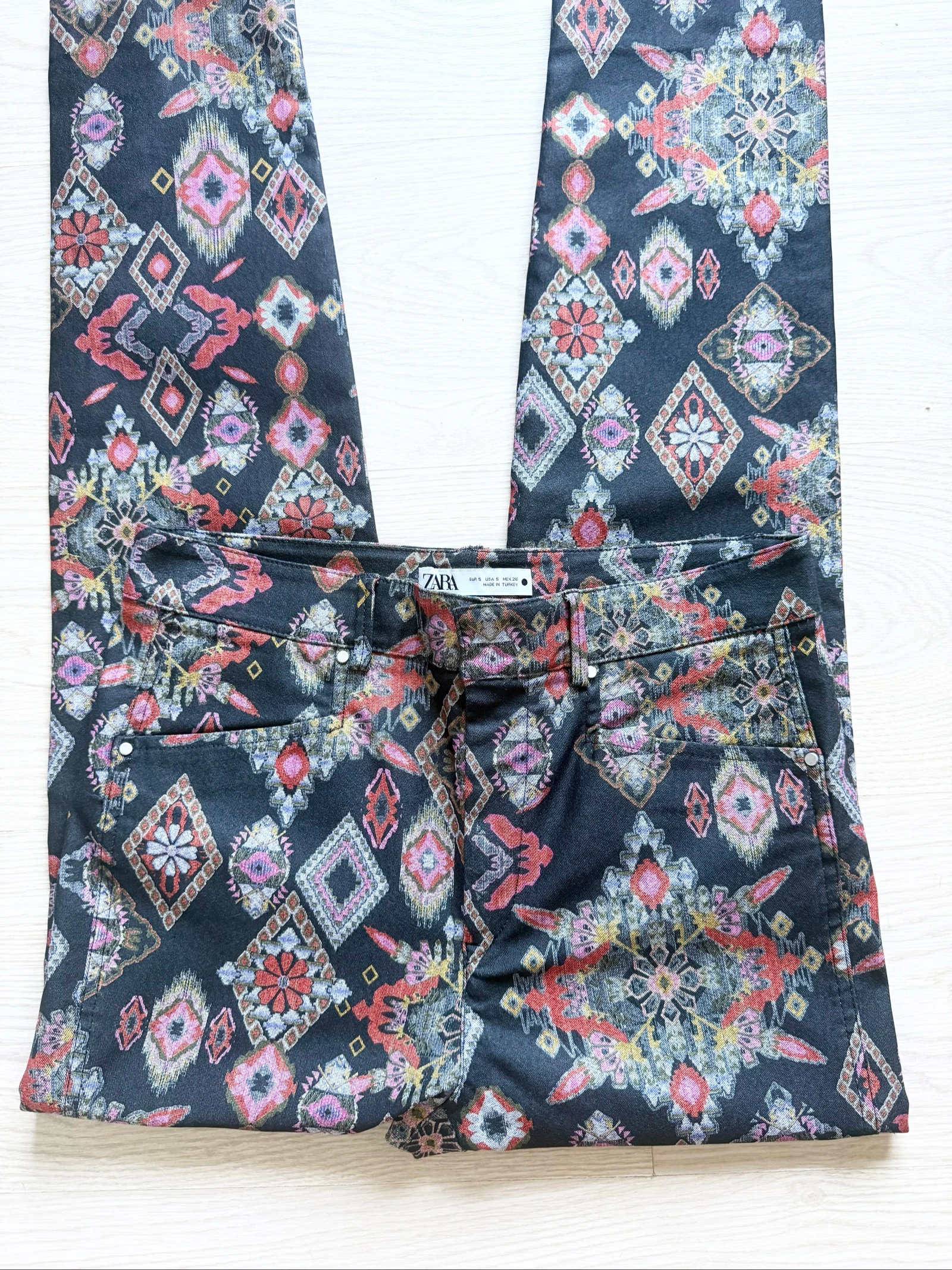 Calça slim preta e multicolorida com estampa Zara tamanho 36 S – photo 4